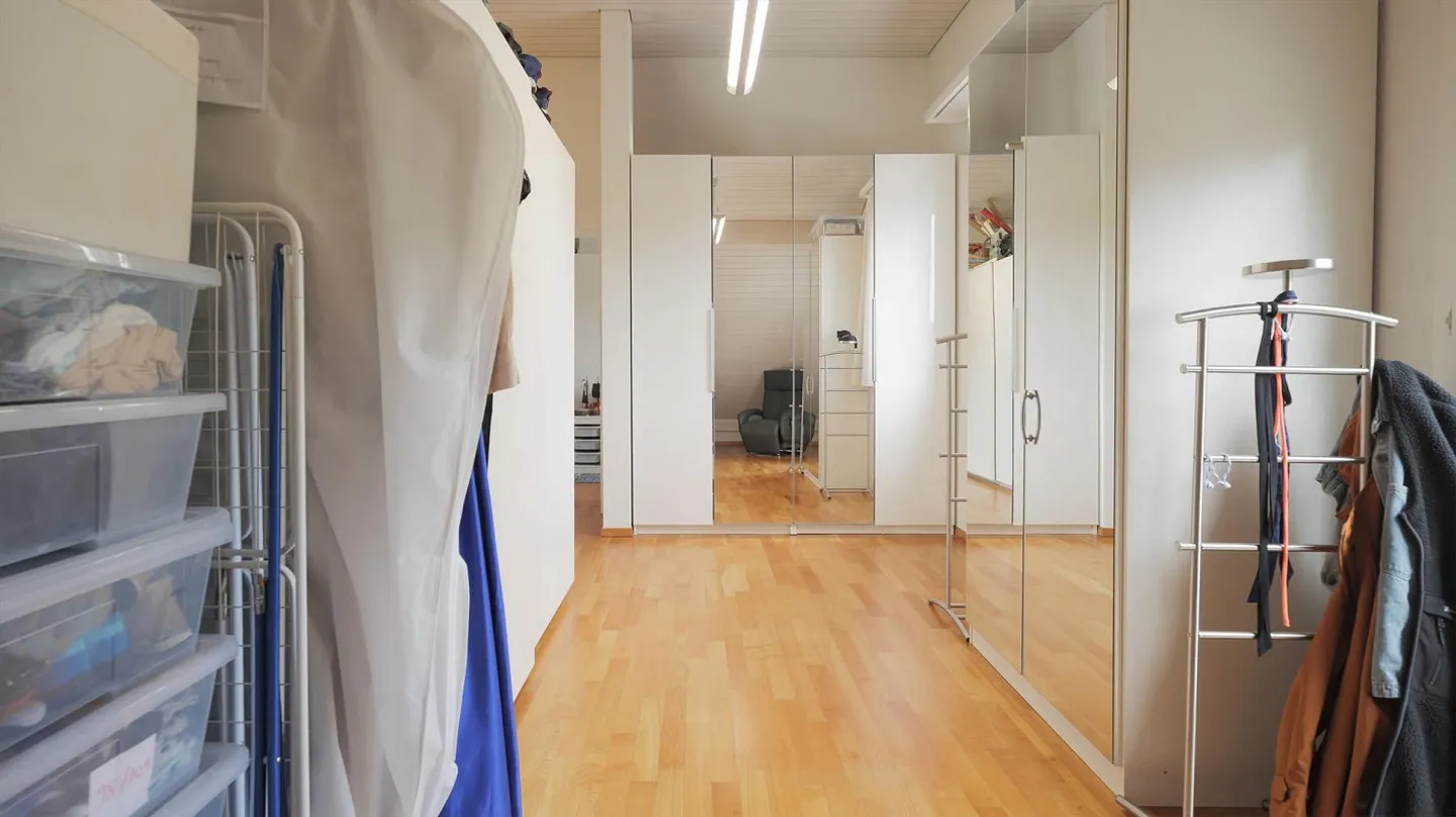 Helle  5.5-Zi.-Dachwohnung mit Balkon in Unterengstringen - Foto 6 von 13