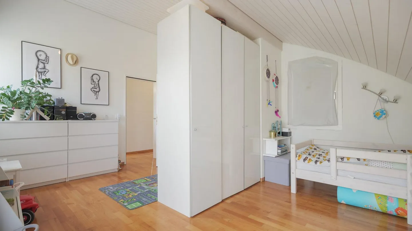 Helle  5.5-Zi.-Dachwohnung mit Balkon in Unterengstringen - Foto 7 von 13