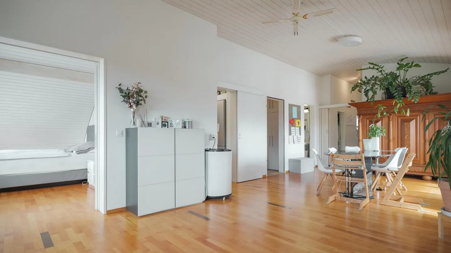 Helle  5.5-Zi.-Dachwohnung mit Balkon in Unterengstringen - Foto 2 von 13