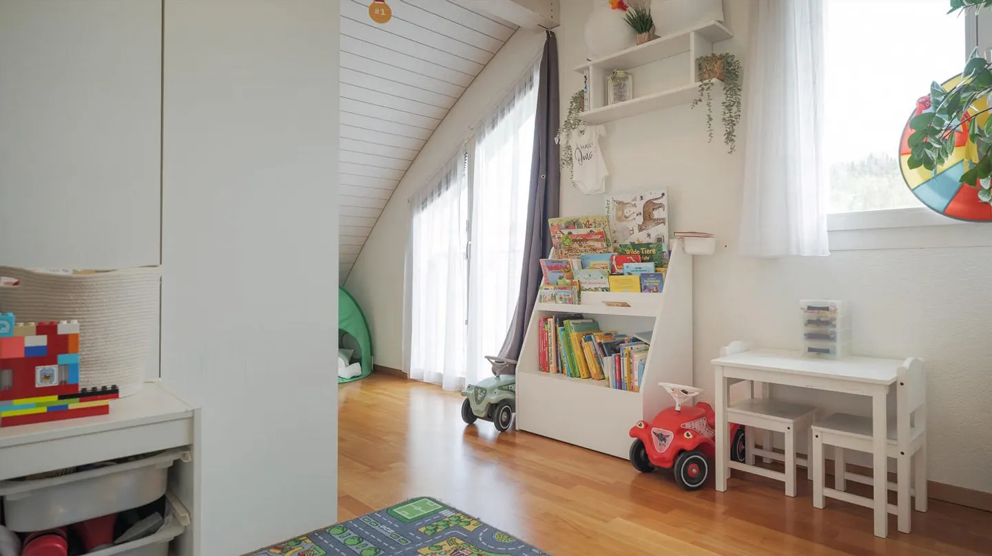 Helle  5.5-Zi.-Dachwohnung mit Balkon in Unterengstringen - Foto 9 von 13