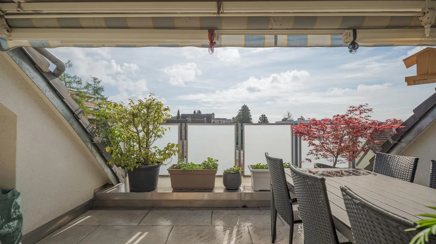 Helle  5.5-Zi.-Dachwohnung mit Balkon in Unterengstringen - Foto 11 von 13