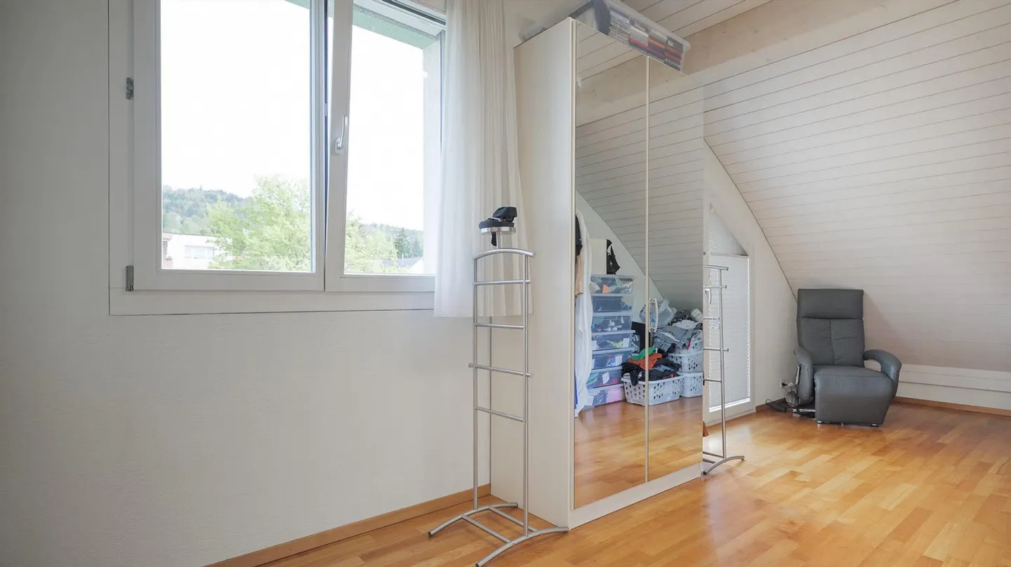 Helle  5.5-Zi.-Dachwohnung mit Balkon in Unterengstringen - Foto 12 von 13