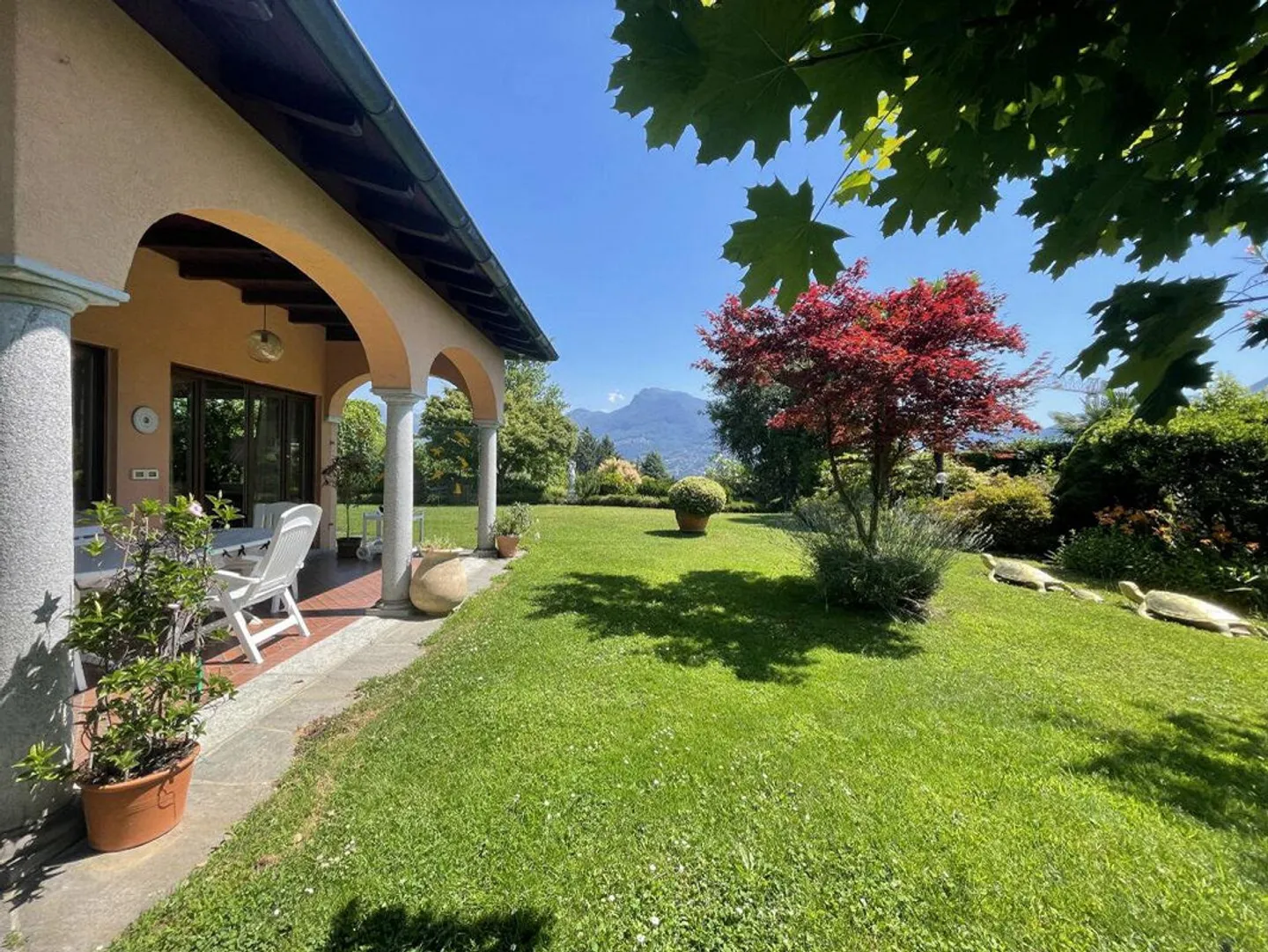 GENTILINO I VIVERE IMMERSI NEL VERDE | Gentilino I Villa surrounded by greenery in residential area | Gentilino I Villa im Grünen in einer Wohngegend | Gentilino I Villa entourée de verdure dans un quartier résidentiel - Foto 2 di 13