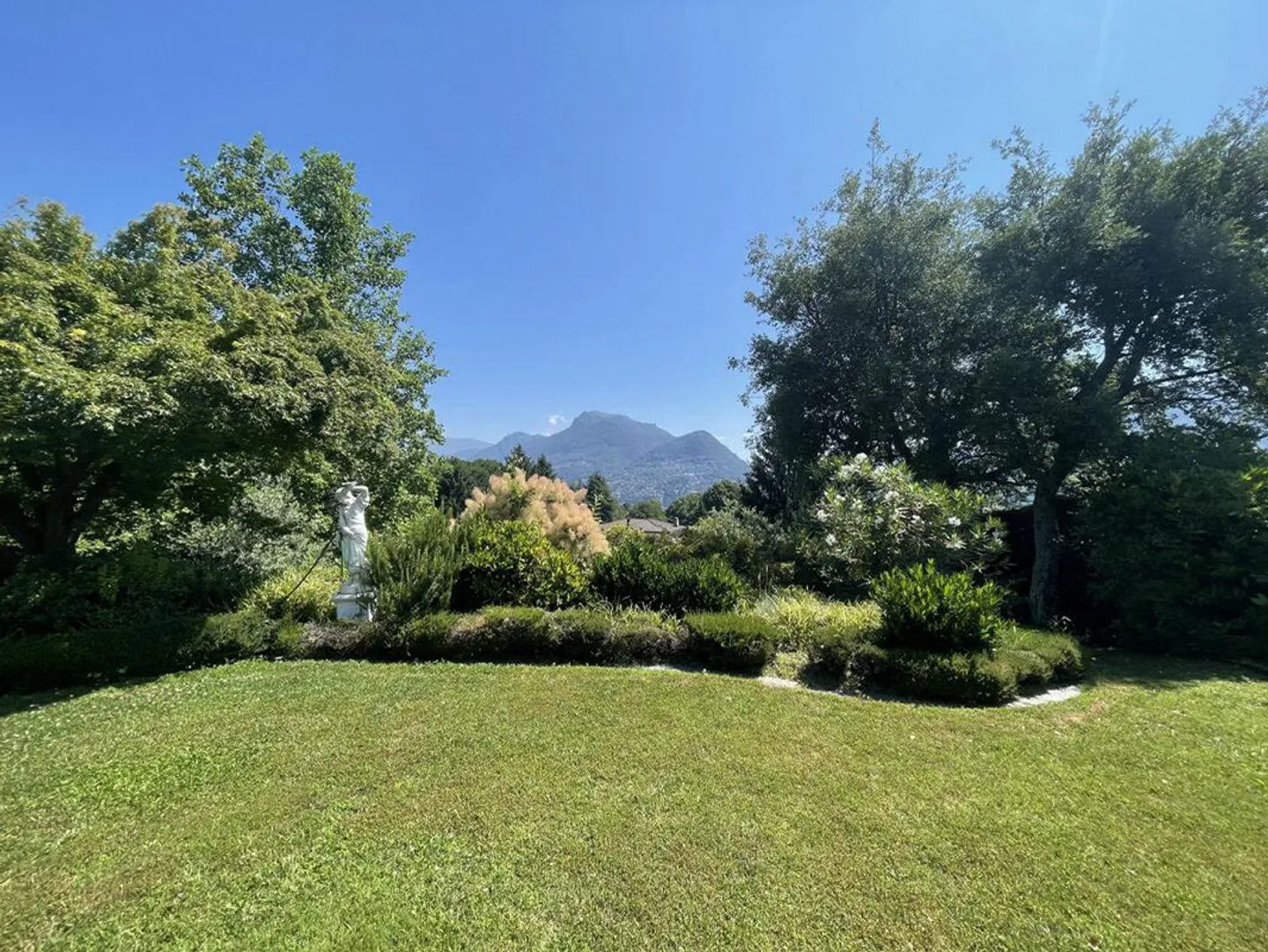 GENTILINO I VIVERE IMMERSI NEL VERDE | Gentilino I Villa surrounded by greenery in residential area | Gentilino I Villa im Grünen in einer Wohngegend | Gentilino I Villa entourée de verdure dans un quartier résidentiel - Foto 6 di 13