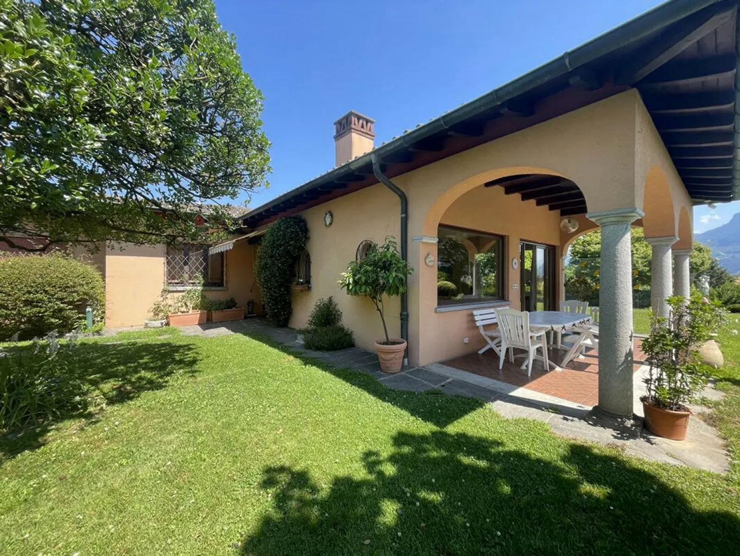 GENTILINO I VIVERE IMMERSI NEL VERDE | Gentilino I Villa surrounded by greenery in residential area | Gentilino I Villa im Grünen in einer Wohngegend | Gentilino I Villa entourée de verdure dans un quartier résidentiel - Foto 4 di 13