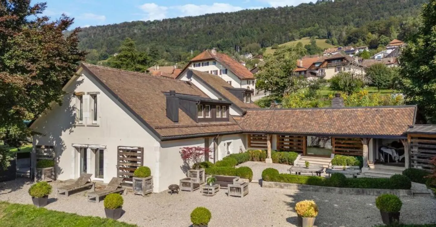 Exceptional renovated property with large garden and lake view - Photo 1 of 13