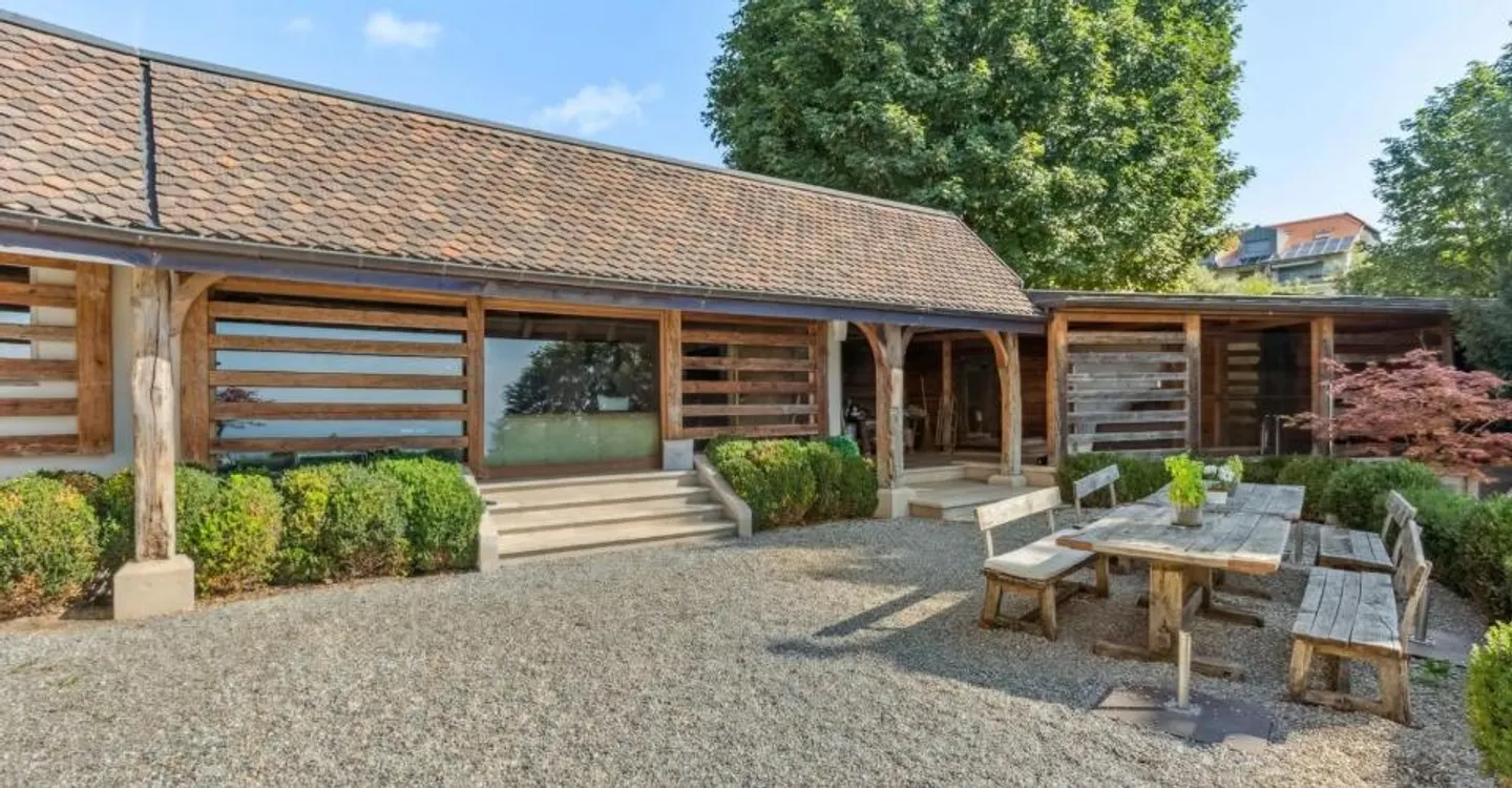 Exceptional renovated property with large garden and lake view - Photo 2 of 13