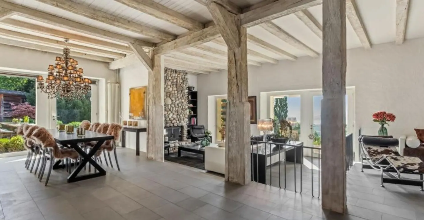 Exceptional renovated property with large garden and lake view - Photo 3 of 13