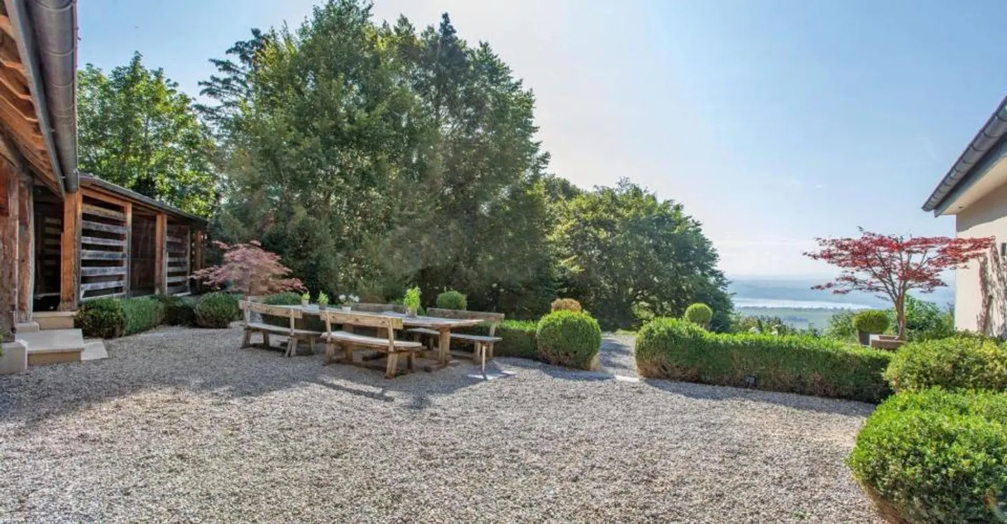 Exceptional renovated property with large garden and lake view - Photo 4 of 13