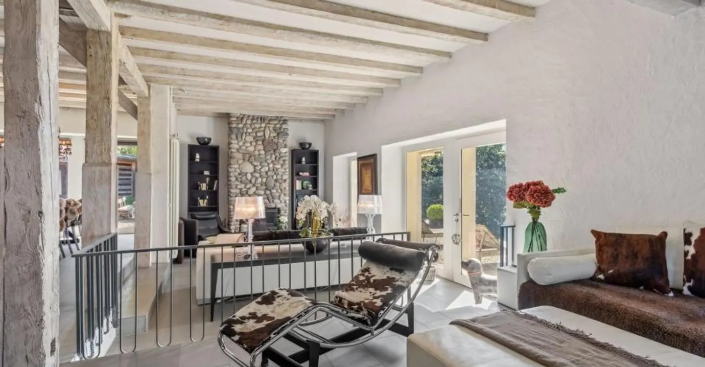 Exceptional renovated property with large garden and lake view - Photo 8 of 13
