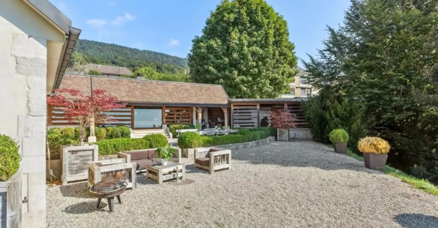 Exceptional renovated property with large garden and lake view - Photo 6 of 13