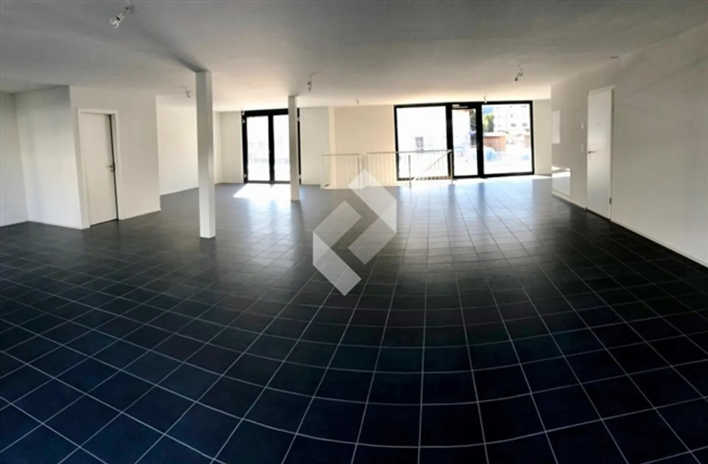 Commercial space - Photo 3 of 13