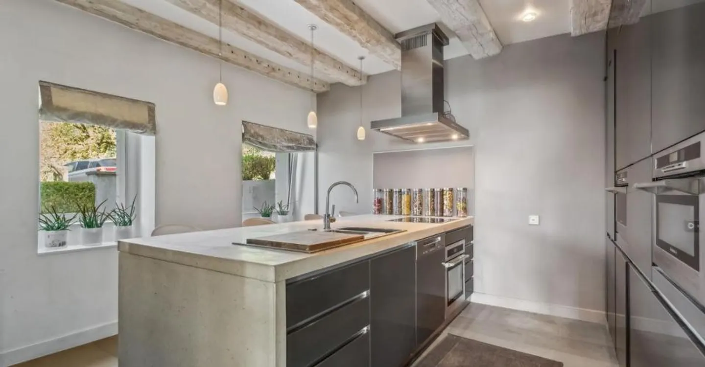 Exceptional renovated property with large garden and lake view - Photo 9 of 13