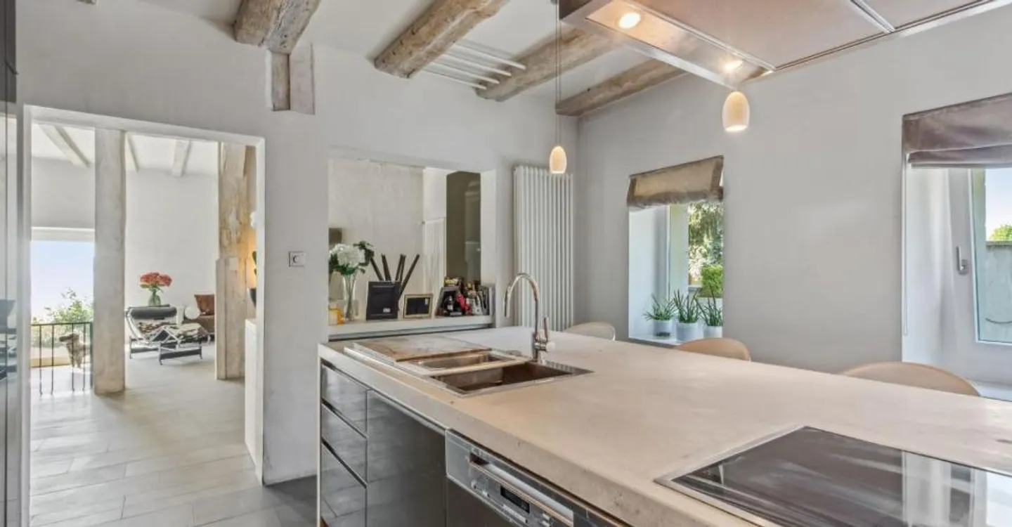 Exceptional renovated property with large garden and lake view - Photo 10 of 13