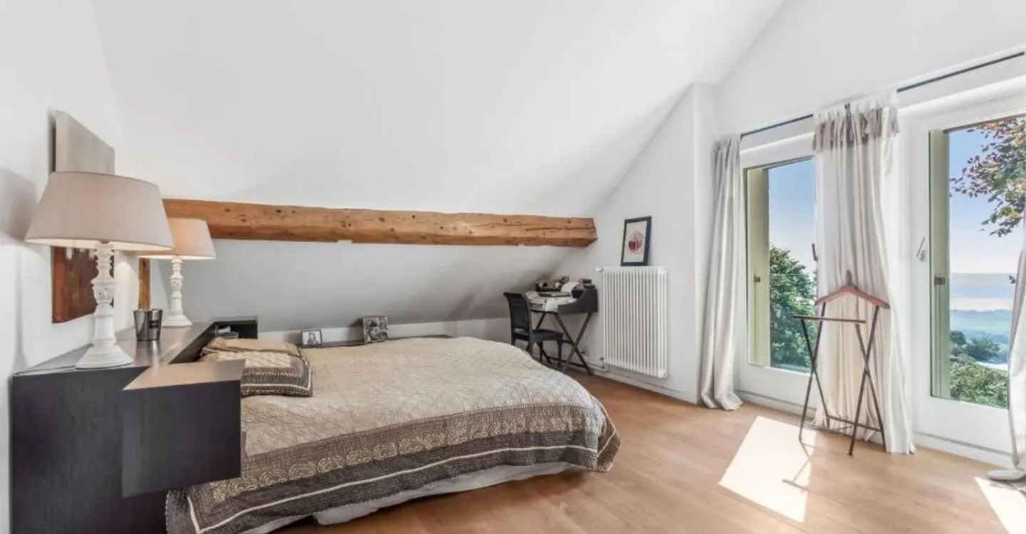 Exceptional renovated property with large garden and lake view - Photo 13 of 13
