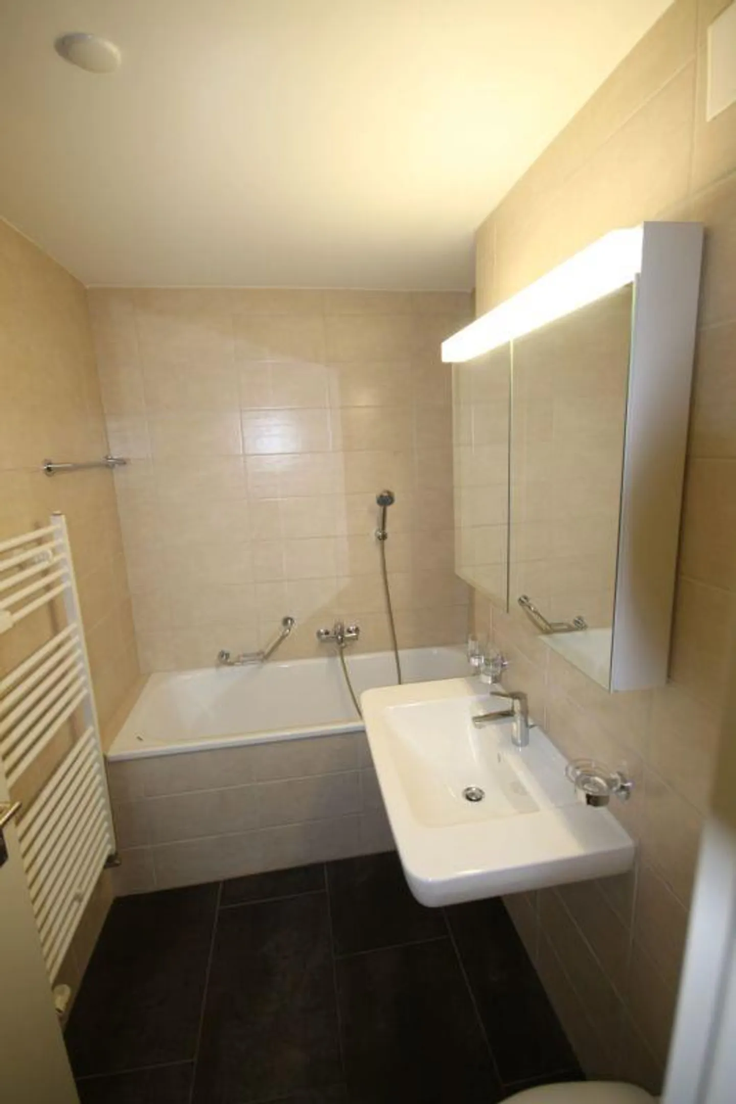 Cerchi un appartamento moderno? - Proprio nel centro con collegamenti ideali! - Foto 5 di 8
