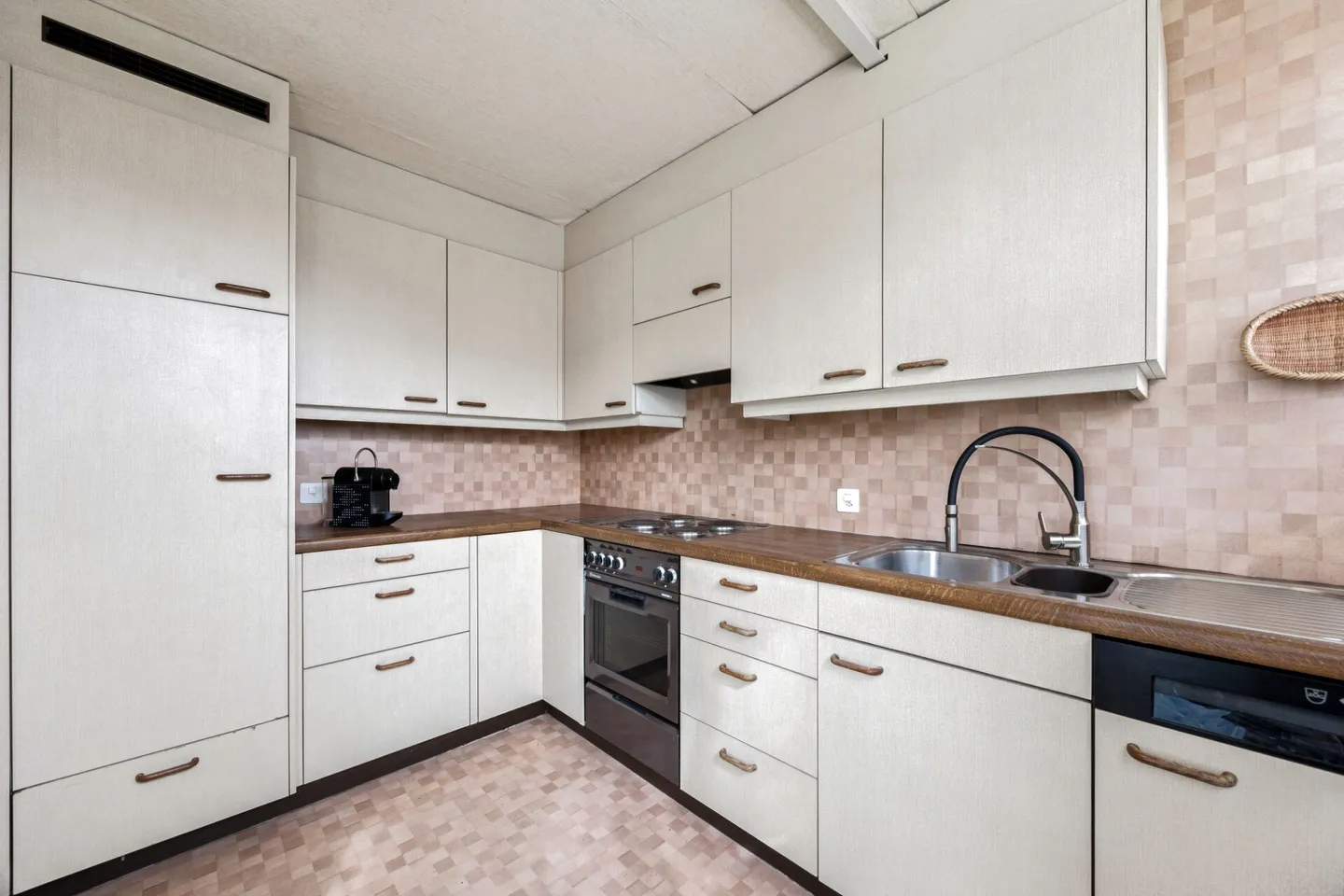 Spacious, renovation-required 4.5-room apartment with great potential - Photo 2 of 13