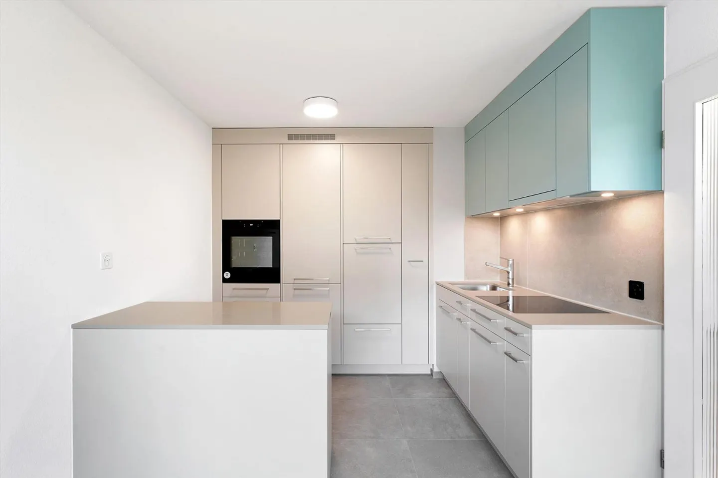 Modern Apartment with Balcony - Photo 3 of 5