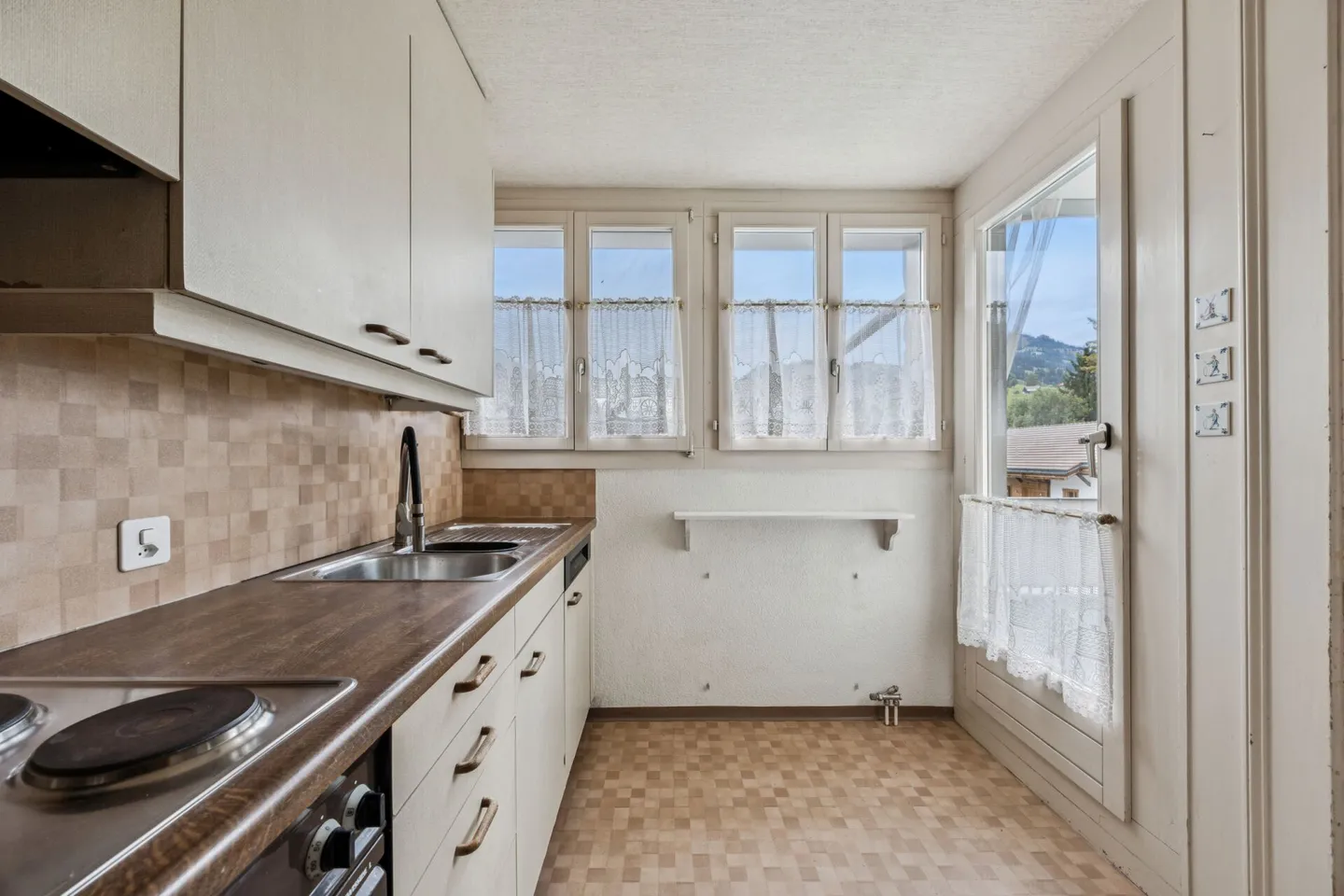 Spacious, renovation-required 4.5-room apartment with great potential - Photo 5 of 13