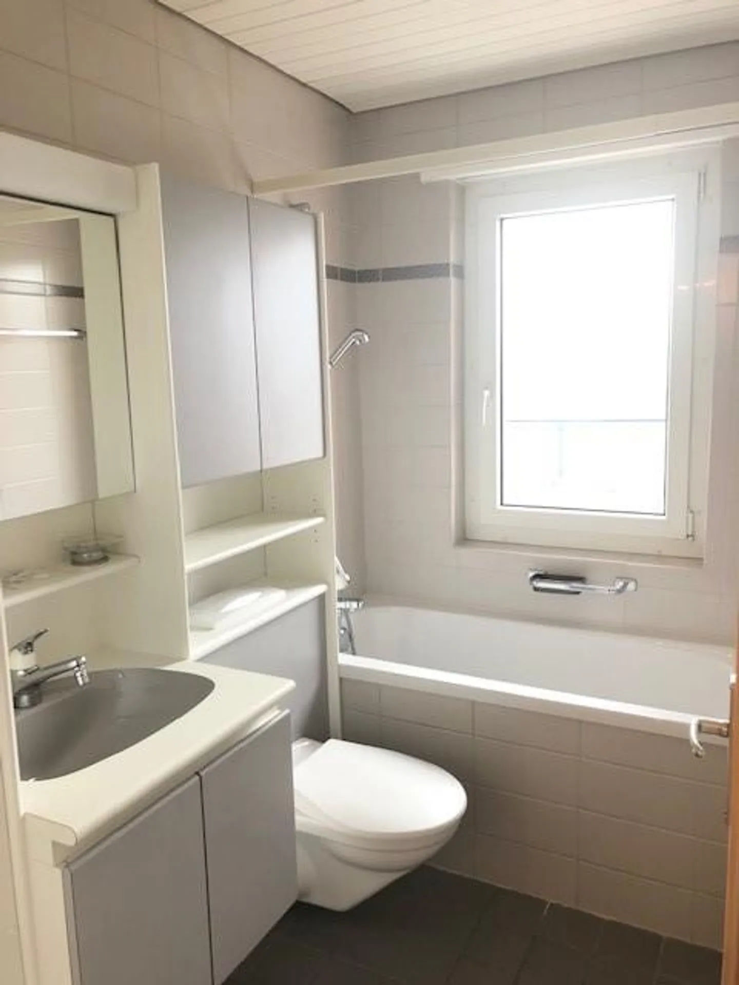 Central Apartment with Balcony - Photo 4 of 6