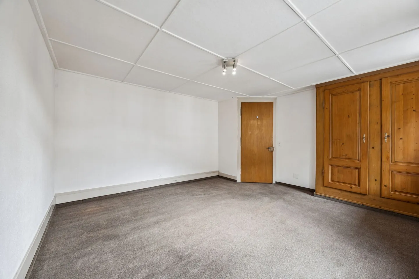 Spacious, renovation-required 4.5-room apartment with great potential - Photo 8 of 13