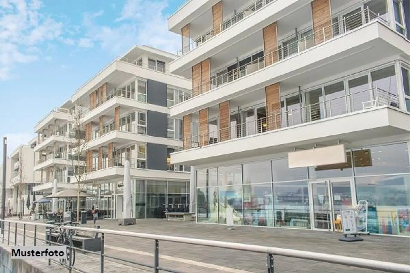 *Edificio residenziale e commerciale* - Foto 1 di 13