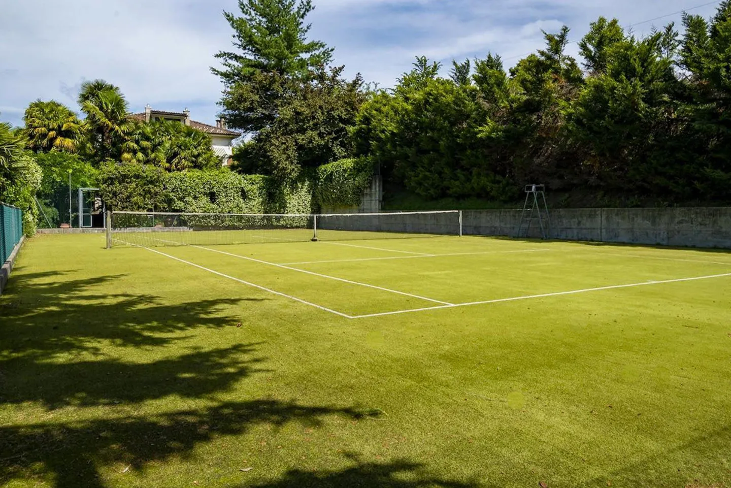 Villa with magnificent park and tennis court - Photo 9 of 14