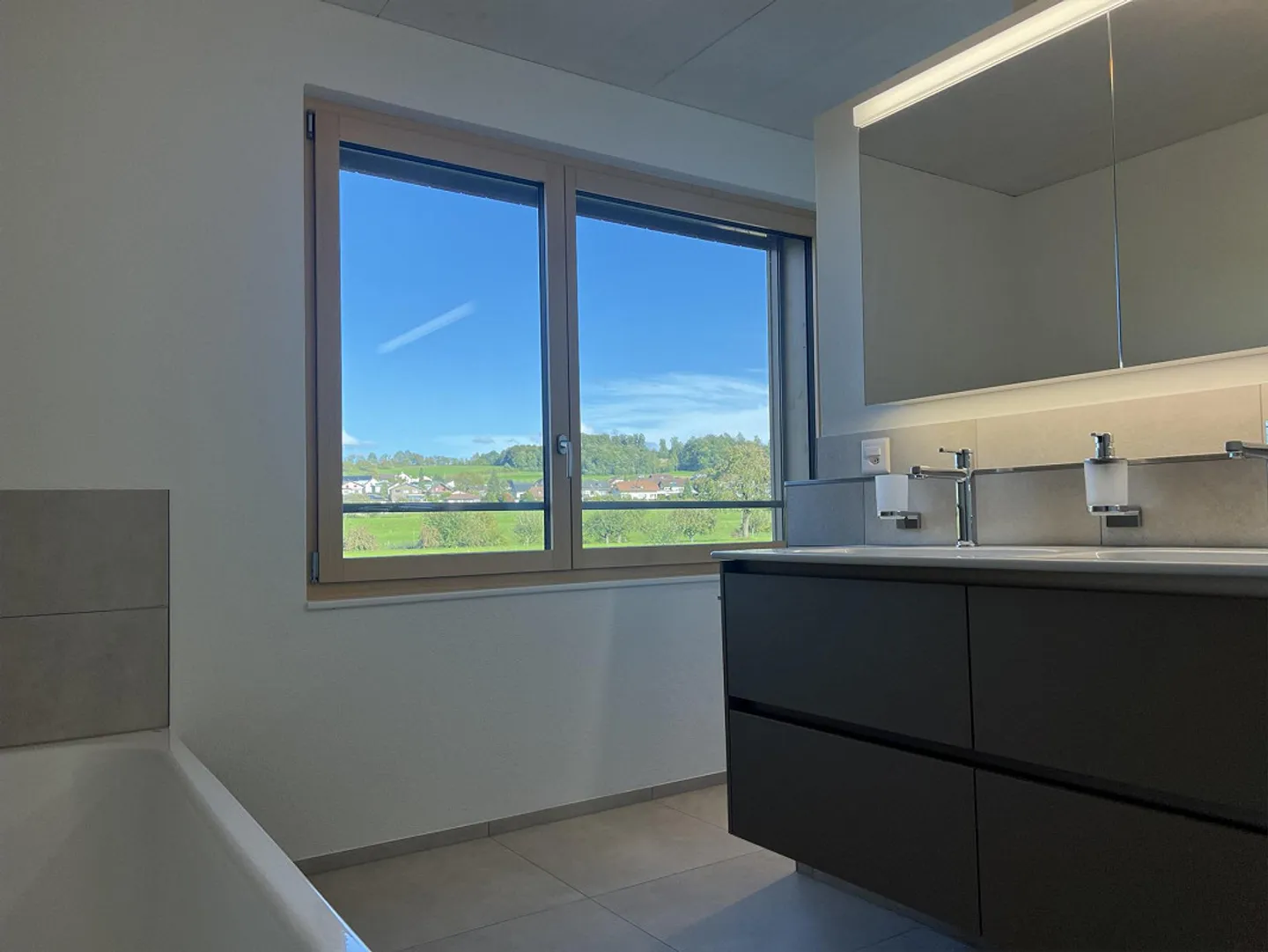 Spacious new apartment with breathtaking views - Photo 7 of 13