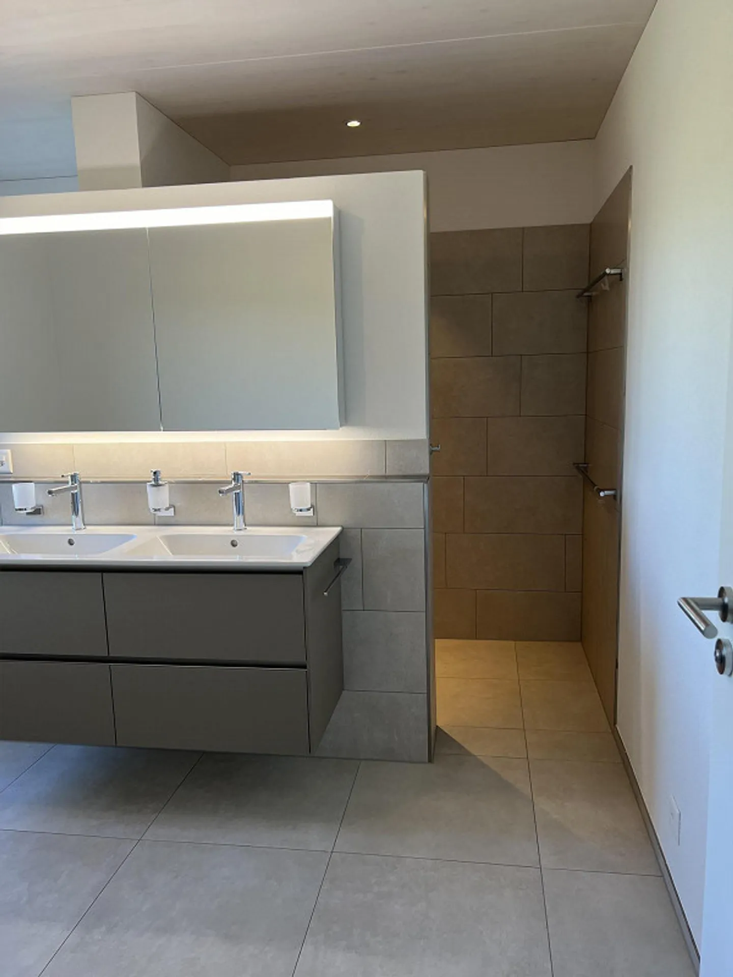 Spacious new apartment with breathtaking views - Photo 8 of 13