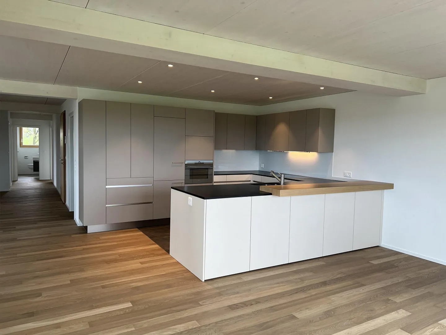 Spacious new apartment with breathtaking views - Photo 10 of 13