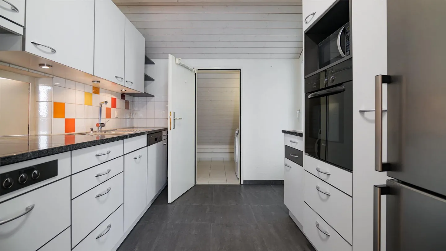 Luminoso appartamento mansardato di 5,5 locali con balcone a Unterengstringen - Foto 2 di 13