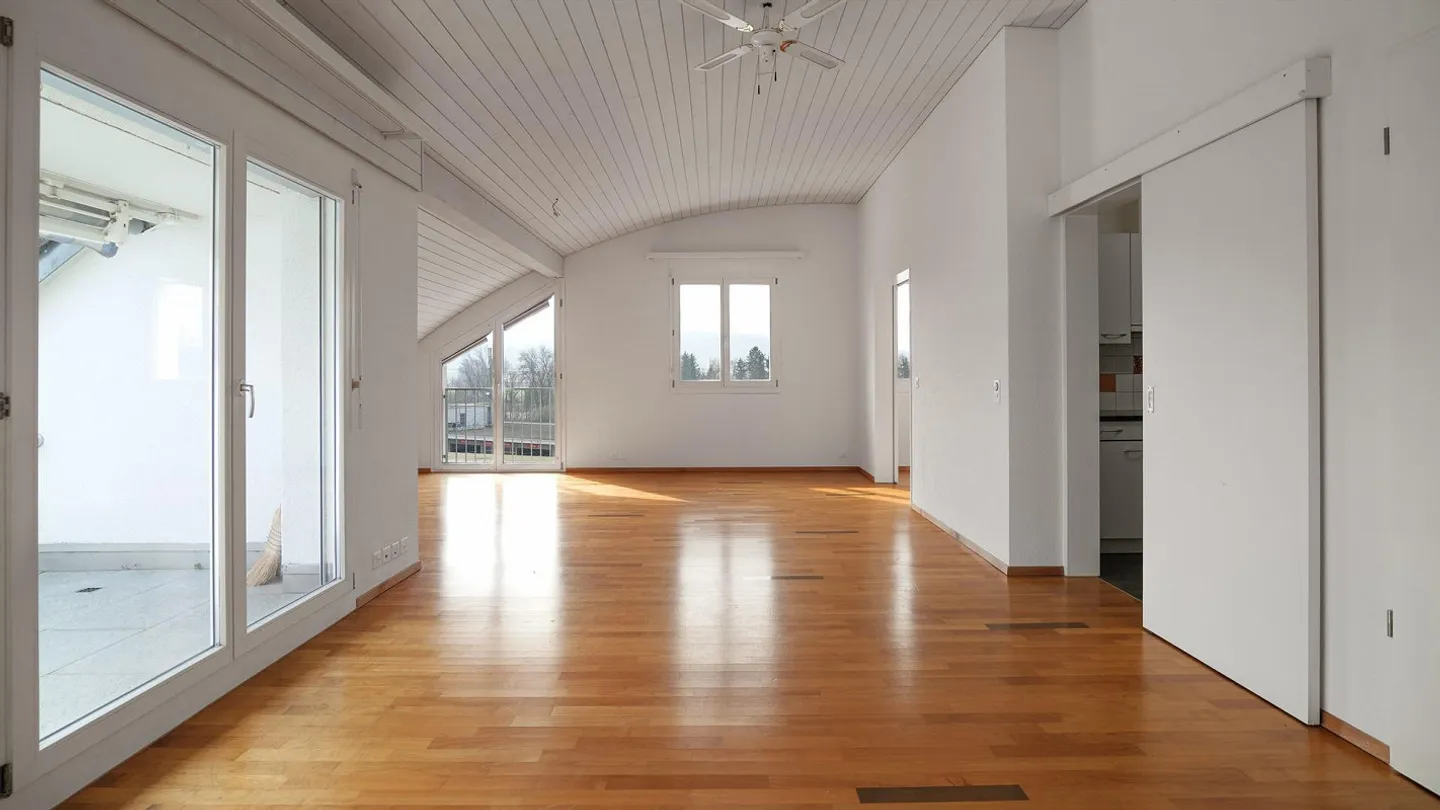 Luminoso appartamento mansardato di 5,5 locali con balcone a Unterengstringen - Foto 1 di 13