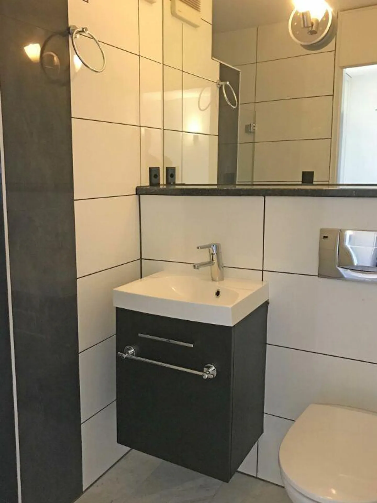 Moderno appartamento attico con grande terrazza - Foto 14 di 18