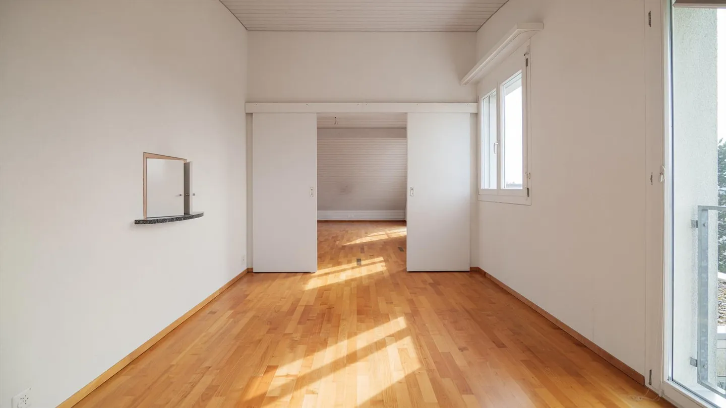 Luminoso appartamento mansardato di 5,5 locali con balcone a Unterengstringen - Foto 6 di 13