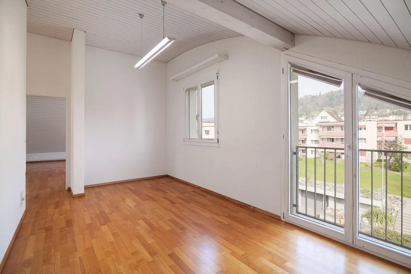 Luminoso appartamento mansardato di 5,5 locali con balcone a Unterengstringen - Foto 7 di 13