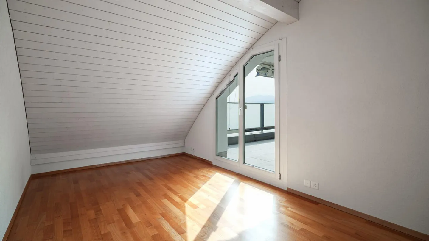 Luminoso appartamento mansardato di 5,5 locali con balcone a Unterengstringen - Foto 8 di 13