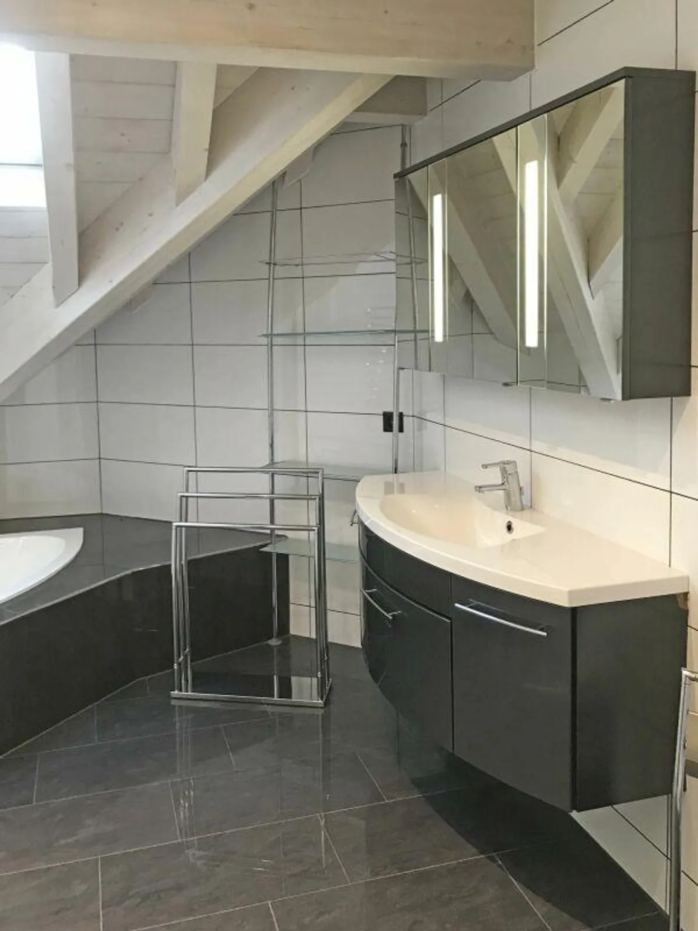 Moderno appartamento attico con grande terrazza - Foto 15 di 18