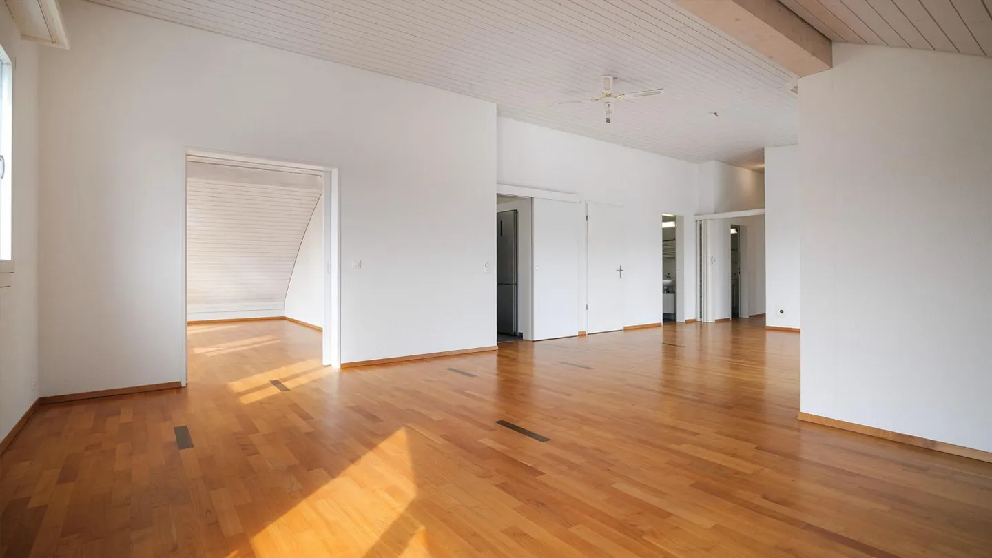 Luminoso appartamento mansardato di 5,5 locali con balcone a Unterengstringen - Foto 10 di 13