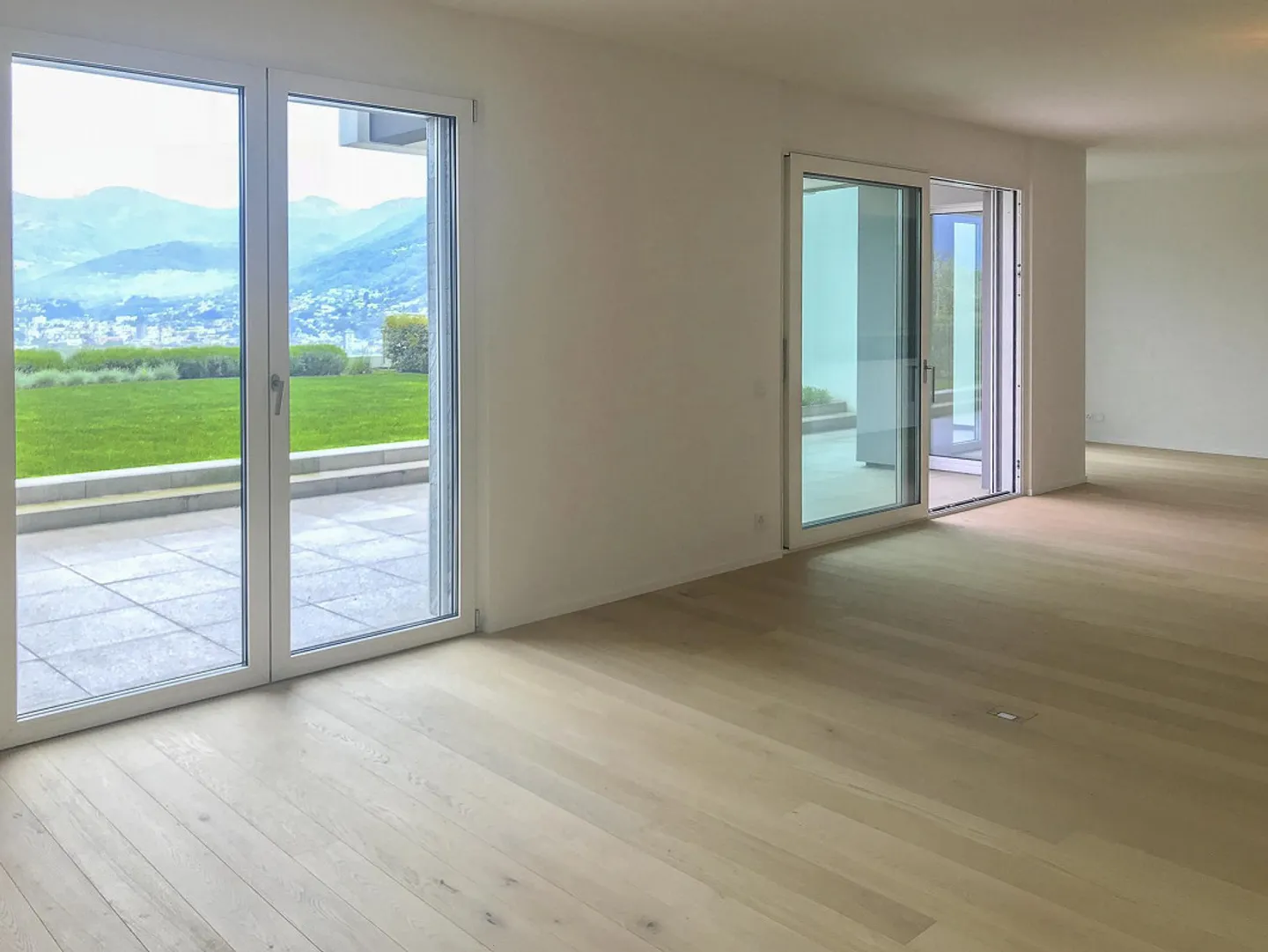 Splendid 4.5-room luxury apartment with lake view in Paradiso - Photo 2 of 14