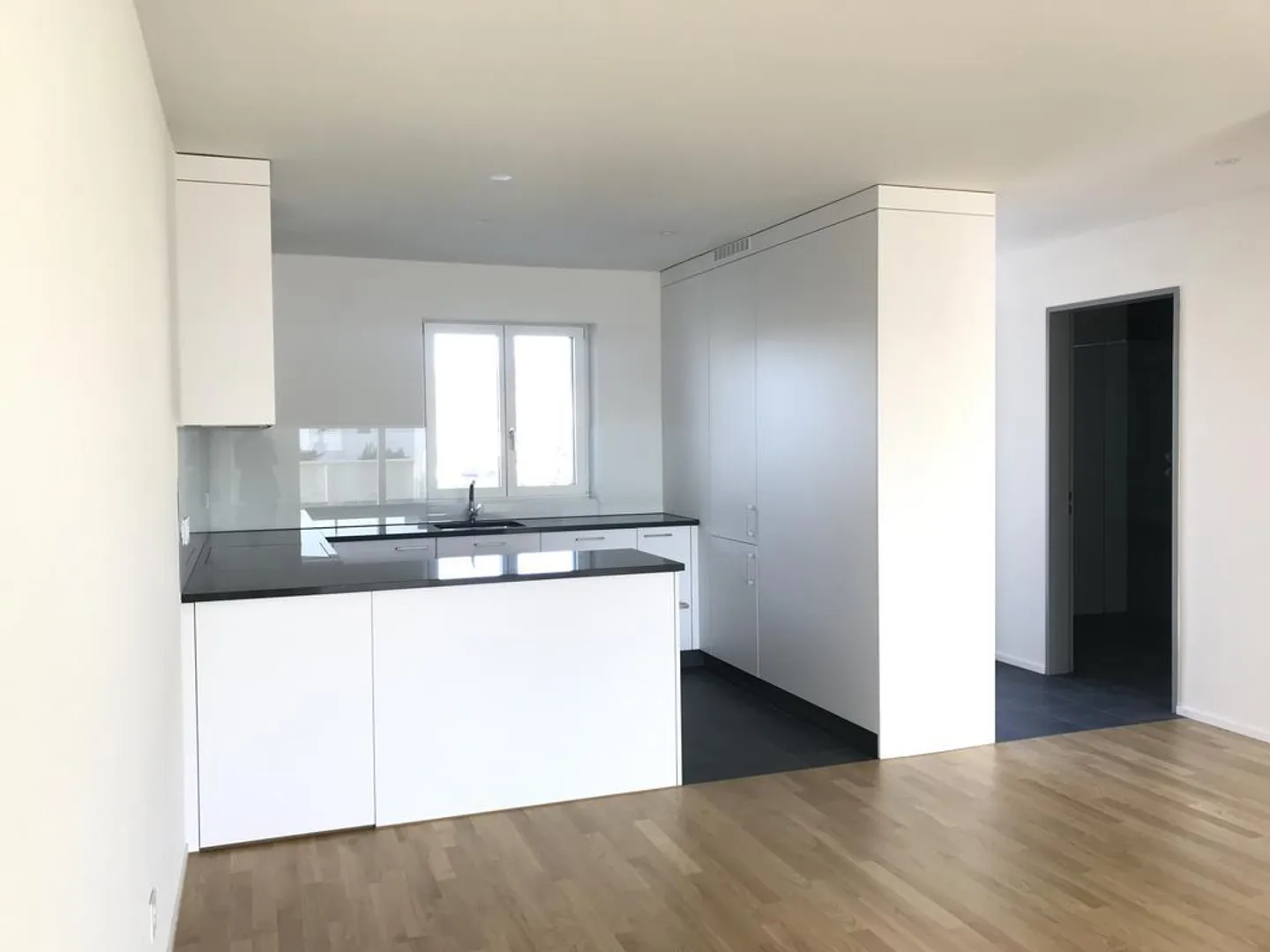 2 1/2-room apartment with sunny balcony - Photo 2 of 7