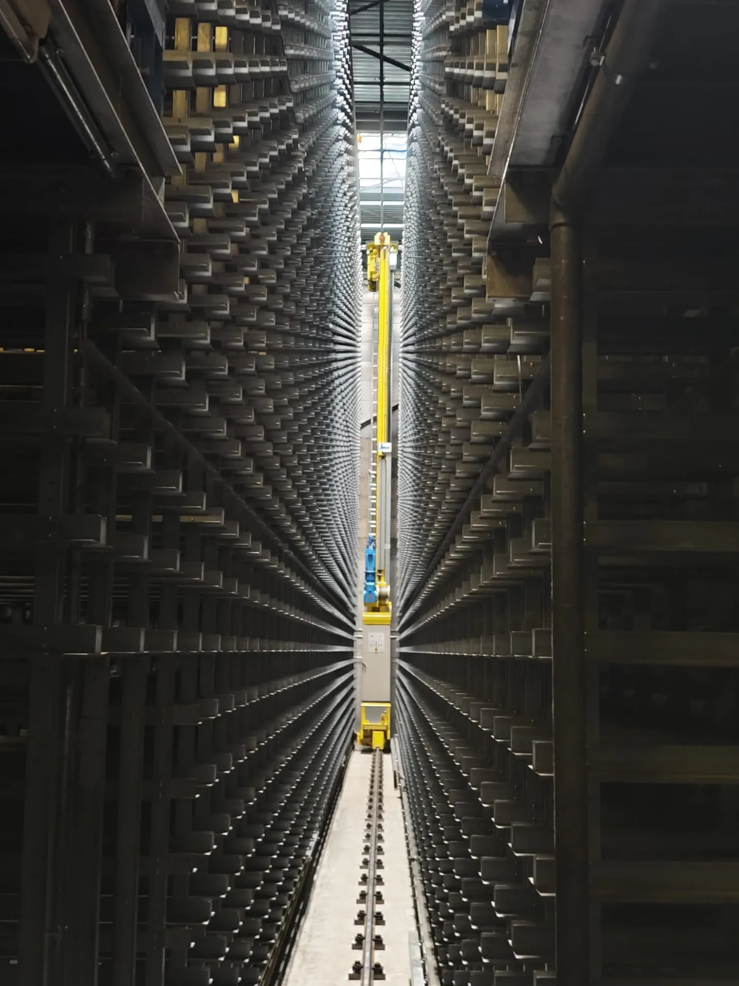 Magazzino automatizzato a scaffalature alte con tecnologia di trasporto e potenziale di espansione - Foto 1 di 14