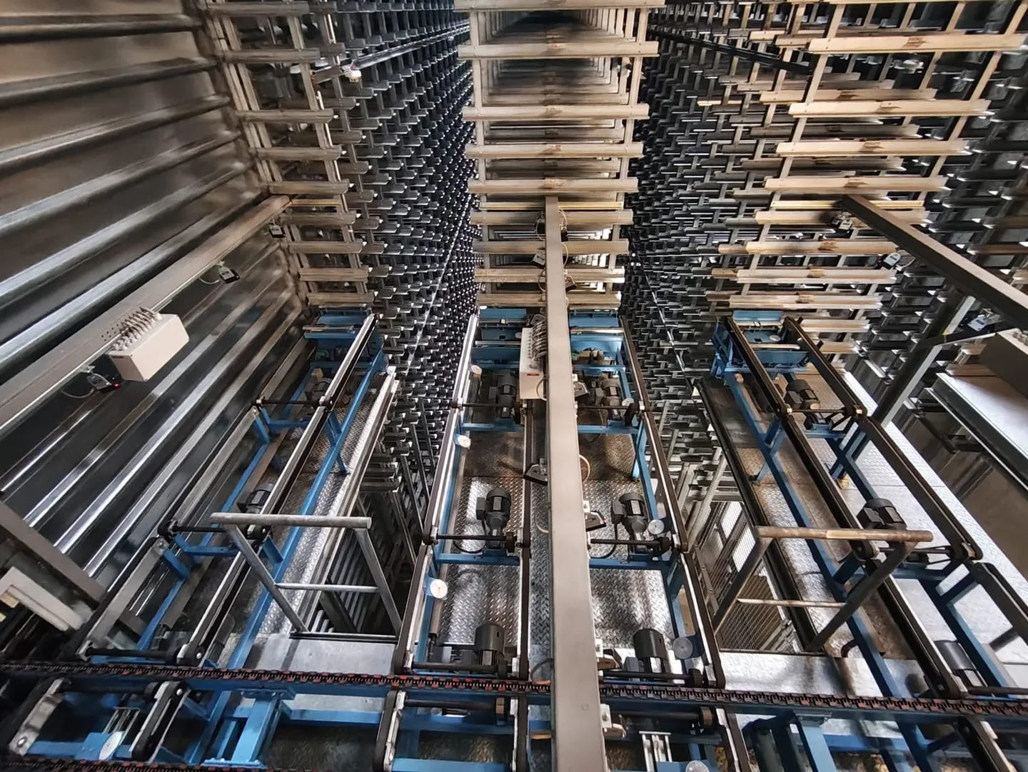 Magazzino automatizzato a scaffalature alte con tecnologia di trasporto e potenziale di espansione - Foto 12 di 14