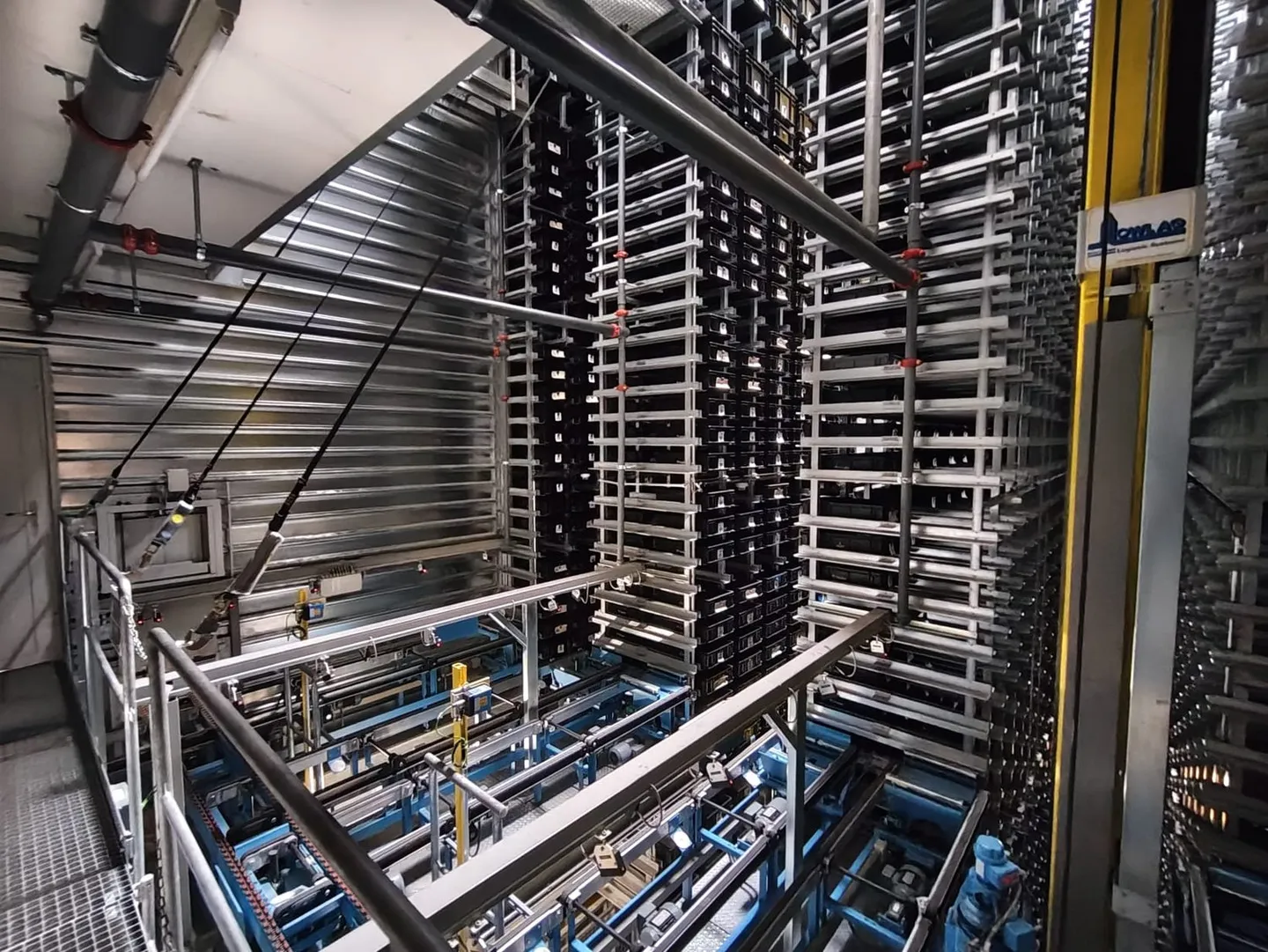 Magazzino automatizzato a scaffalature alte con tecnologia di trasporto e potenziale di espansione - Foto 13 di 14