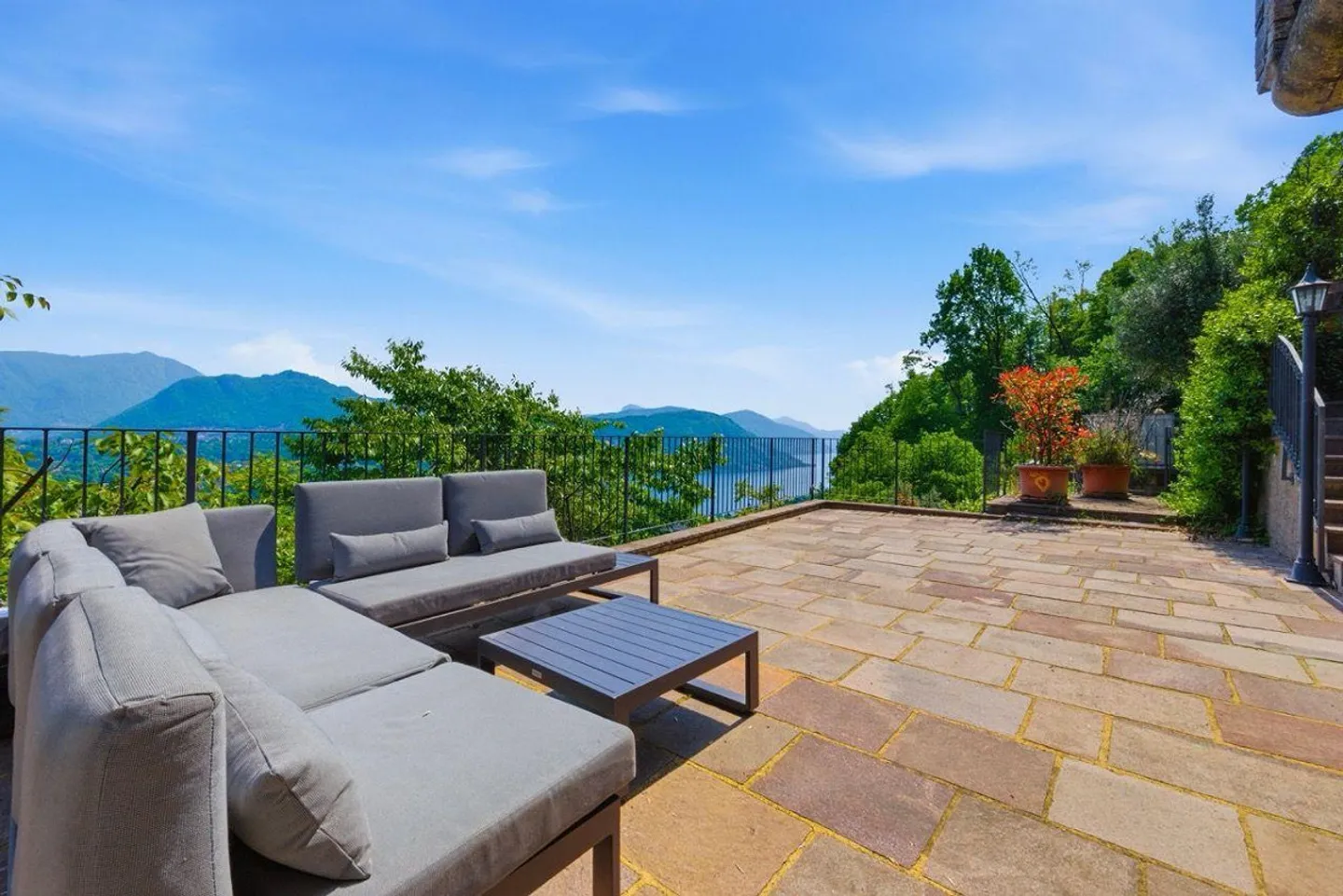 Elegance and Views: villa with lake view and absolute privacy - Photo 1 of 14