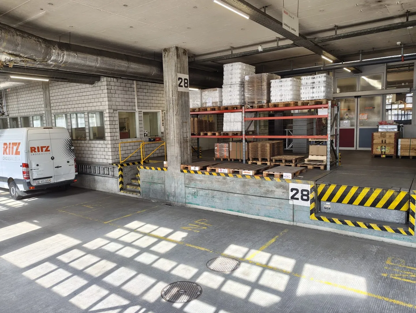 Magazzino automatizzato a scaffalature alte con tecnologia di trasporto e potenziale di espansione - Foto 6 di 14