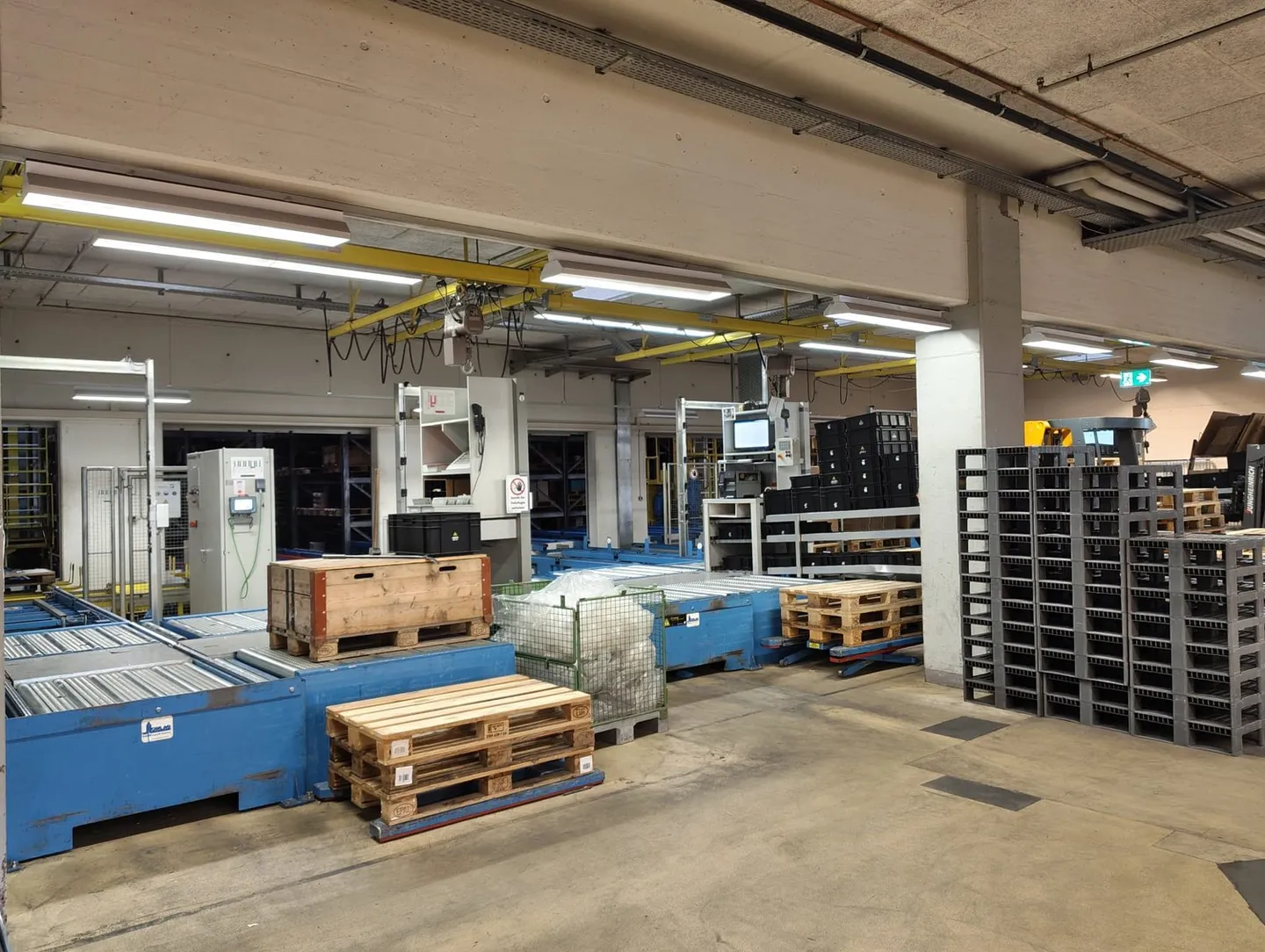 Magazzino automatizzato a scaffalature alte con tecnologia di trasporto e potenziale di espansione - Foto 8 di 14