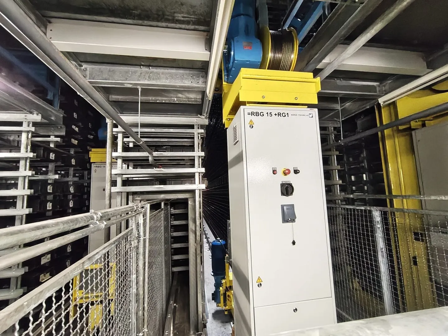 Magazzino automatizzato a scaffalature alte con tecnologia di trasporto e potenziale di espansione - Foto 10 di 14