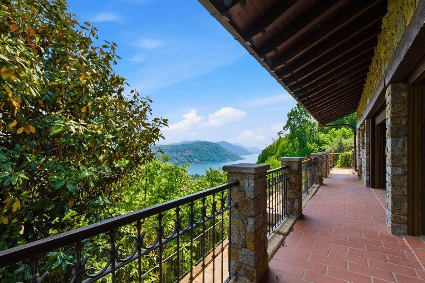 Elegance and Views: villa with lake view and absolute privacy - Photo 2 of 14
