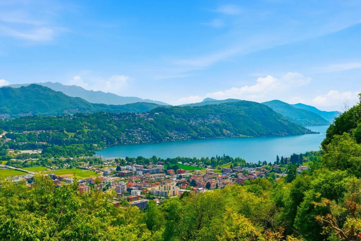 Elegance and Views: villa with lake view and absolute privacy - Photo 3 of 14