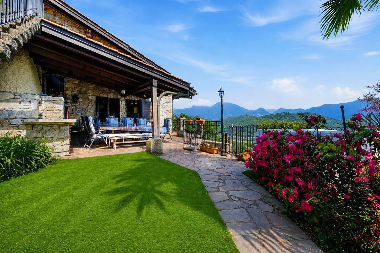 Elegance and Views: villa with lake view and absolute privacy - Photo 4 of 14